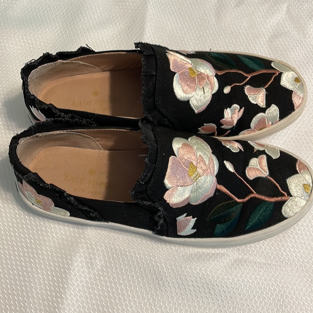 Perfect for Fall! Kate Spade Leonie Sneaker black floral. - Picture 3 of 5